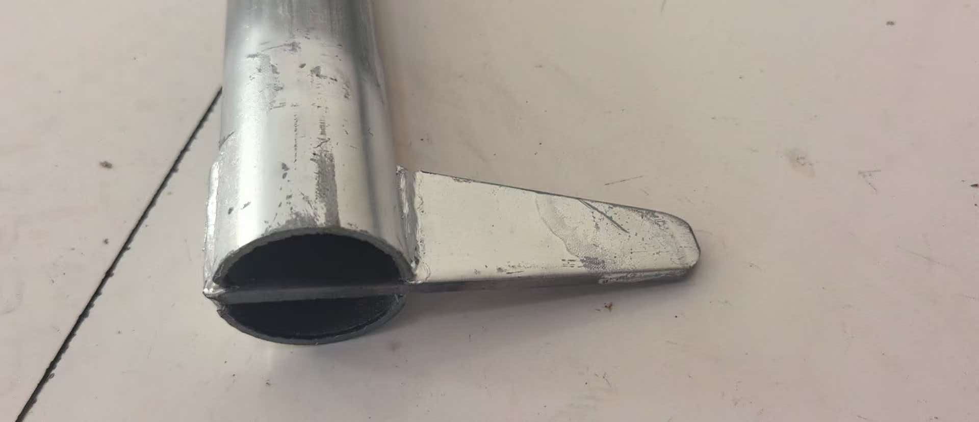 Wedge blade connector on wedge lock ledger end